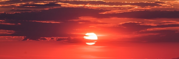 多台悬浮的电子设备同时播放不同体育赛事的直播画面