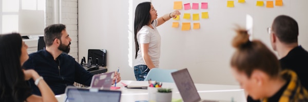 xc sports团队成员在会议室里微笑讨论工作的场景