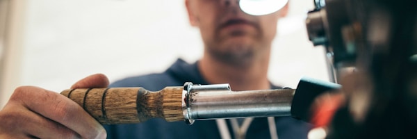 体育记者在赛场边用笔记本电脑快速编辑新闻稿